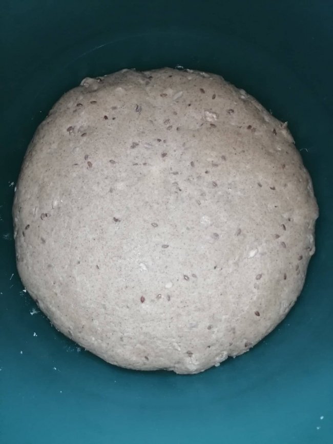 «Скільки вважають за потрібне – стільки й платять»: переселенець пече крафтовий хліб у Луцьку, щоб відновити домівку батьків після обстрілу