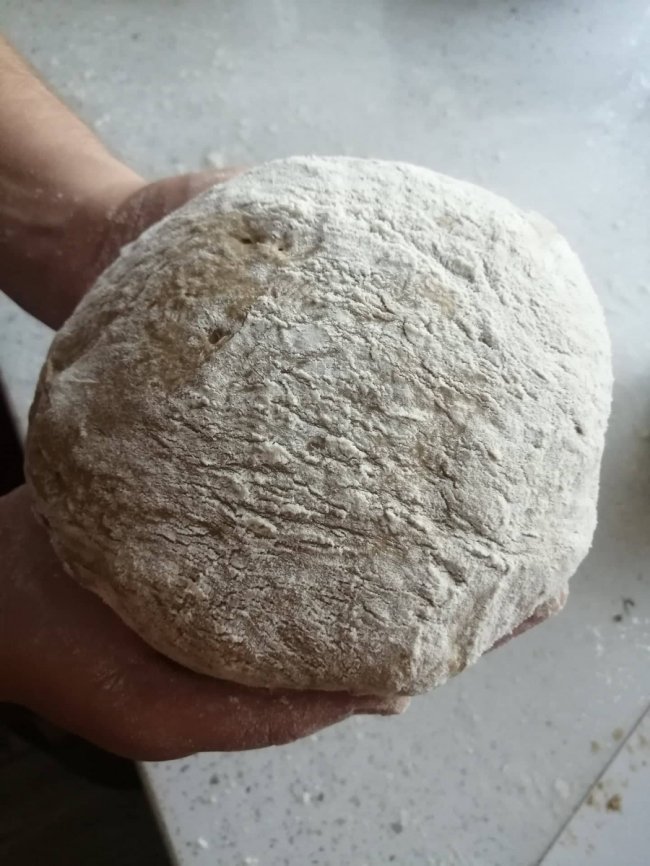 «Скільки вважають за потрібне – стільки й платять»: переселенець пече крафтовий хліб у Луцьку, щоб відновити домівку батьків після обстрілу