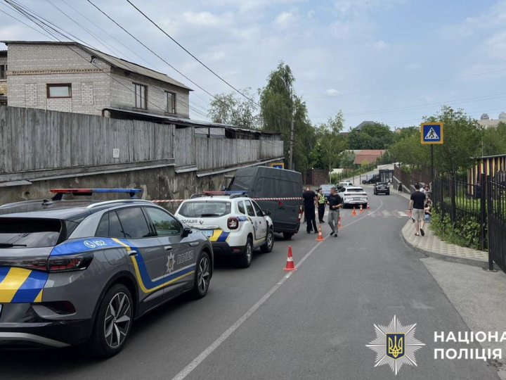 На Київщині мікроавтобус, в якому не було водія, покотився на 9-річного хлопчика: він загинув