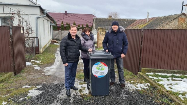 У громаді на Волині комунальне підприємство роздавало подарунки. ФОТО