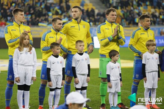 Гравців збірної на матч зі словаками виводили юні футболісти з Луцька