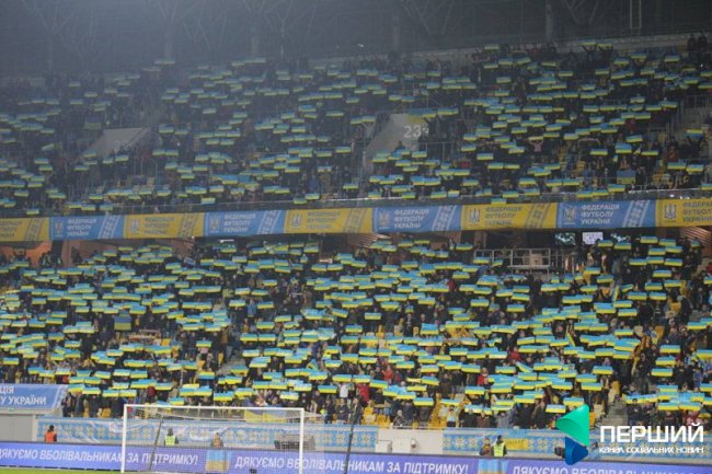 Гравців збірної на матч зі словаками виводили юні футболісти з Луцька