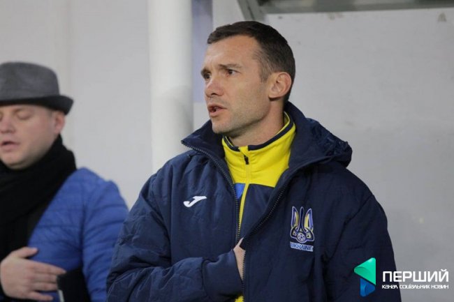 Гравців збірної на матч зі словаками виводили юні футболісти з Луцька