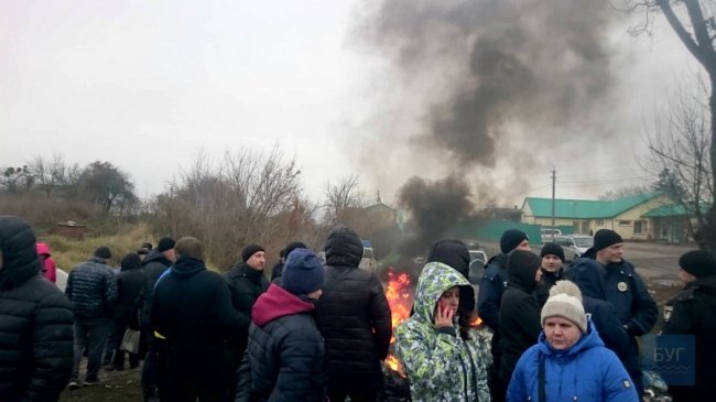 На «Устилузі» заблокували дорогу: «бляхарі» палять шини і ускладнюють рух. ФОТО. ВІДЕО