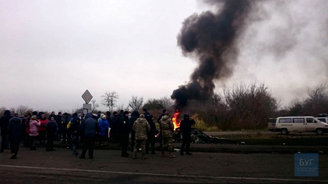 На «Устилузі» заблокували дорогу: «бляхарі» палять шини і ускладнюють рух. ФОТО. ВІДЕО