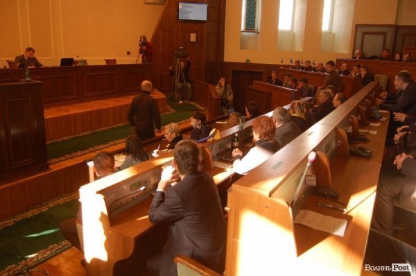 У захопленому приміщенні Волиньради депутати зібралися на сесію. ФОТО