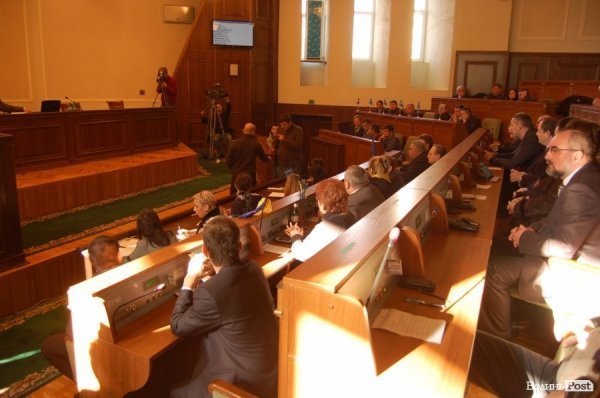 У захопленому приміщенні Волиньради депутати зібралися на сесію. ФОТО