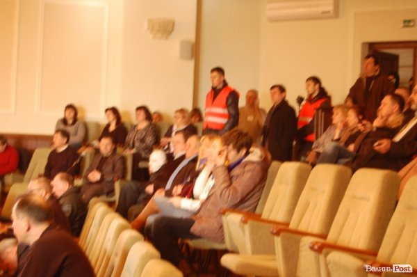 У захопленому приміщенні Волиньради депутати зібралися на сесію. ФОТО