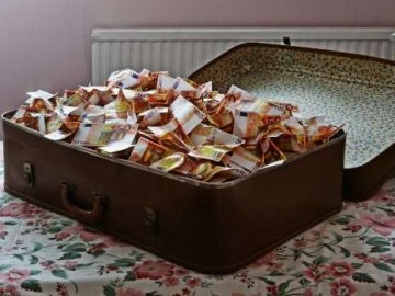 У Парижі жінка знайшла у підвалі валізу із понад пів мільйона євро