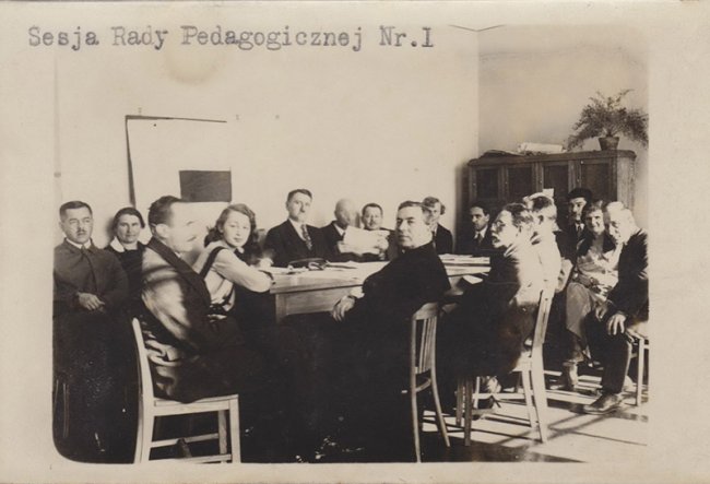 Сесія педагогічної ради Державної гімназії імені Тадеуша Костюшка. Знімок фотографічного кола гімназії, 1930-і рр.