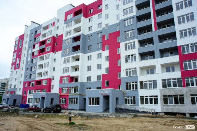 У Луцьку продовжують зводити яскраві оселі у ЖК «Caramel Residence». ФОТО*