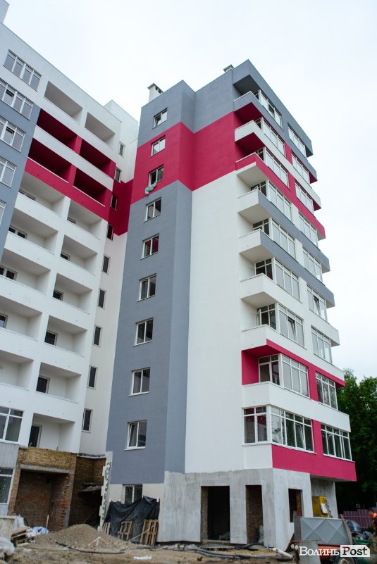 У Луцьку продовжують зводити яскраві оселі у ЖК «Caramel Residence». ФОТО*