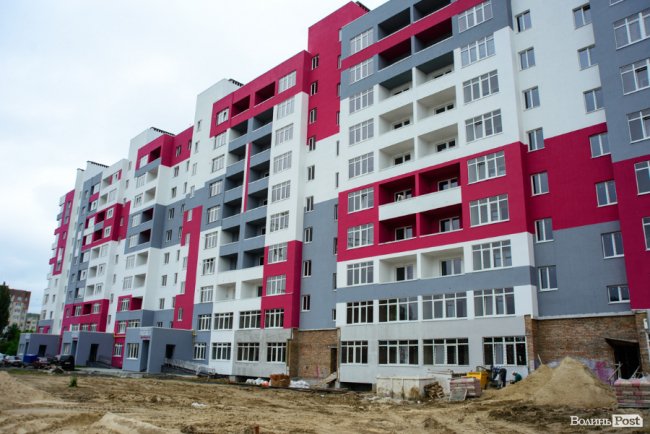 У Луцьку продовжують зводити яскраві оселі у ЖК «Caramel Residence». ФОТО*