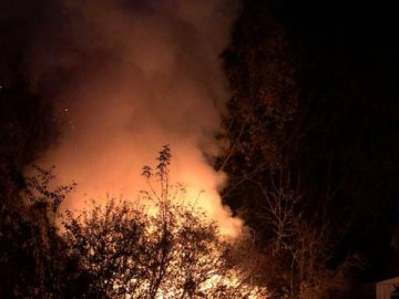 У Луцьку горіла будівля, яка слугувала чоловікові за житло. ФОТО