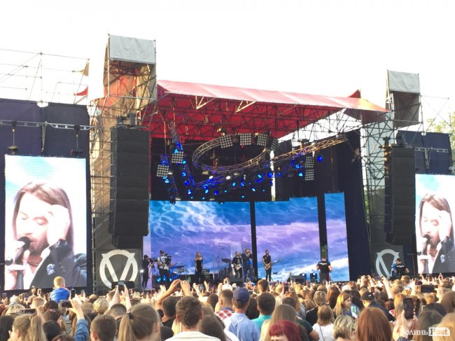 Консервація в подарунок і засипані тирсою калюжі: у Луцьку почався грандіозний концерт Олега Винника. ФОТО