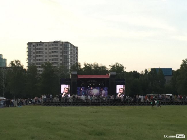 Консервація в подарунок і засипані тирсою калюжі: у Луцьку почався грандіозний концерт Олега Винника. ФОТО