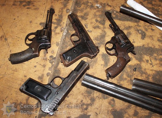 На Волині знищили вилучену зброю
