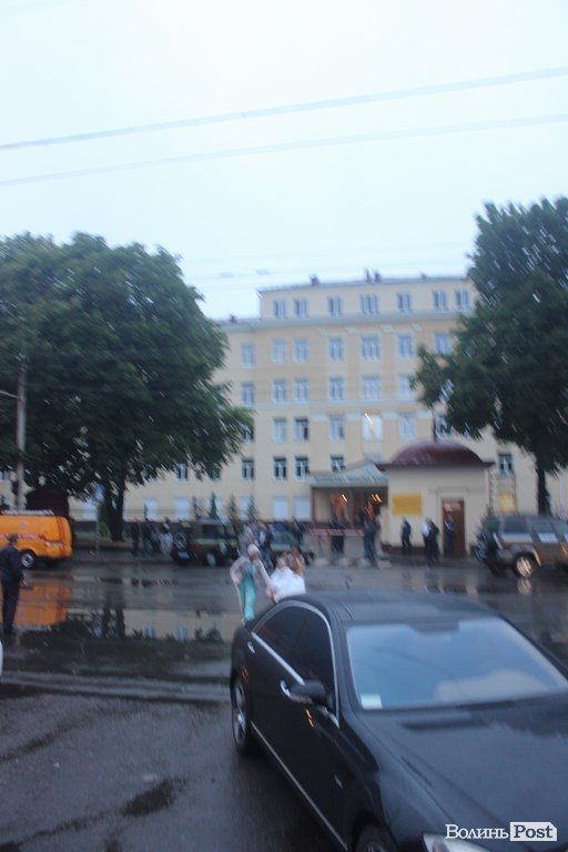 Як у луцьких лікарнях бомбу шукали. ФОТО