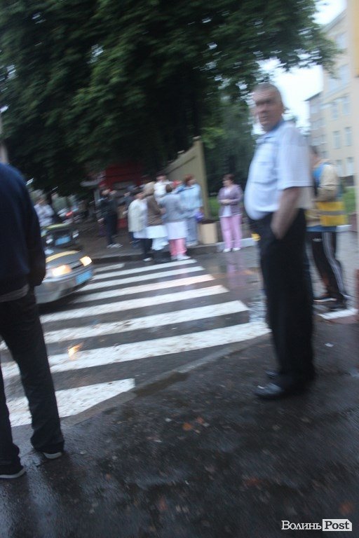 Як у луцьких лікарнях бомбу шукали. ФОТО