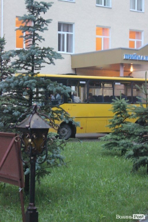 Як у луцьких лікарнях бомбу шукали. ФОТО