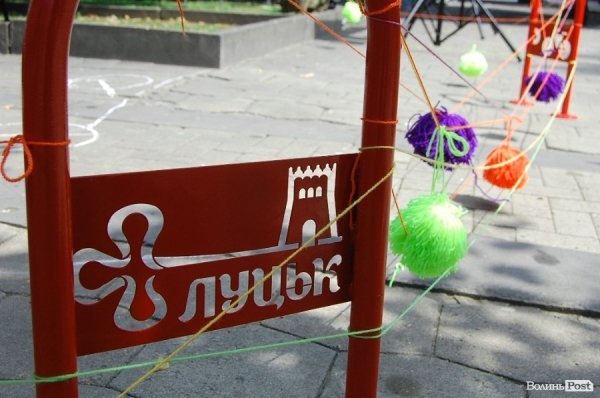 У центрі Луцька «одягли» дерева під музику. ФОТО