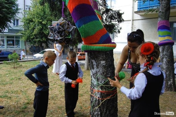 У центрі Луцька «одягли» дерева під музику. ФОТО