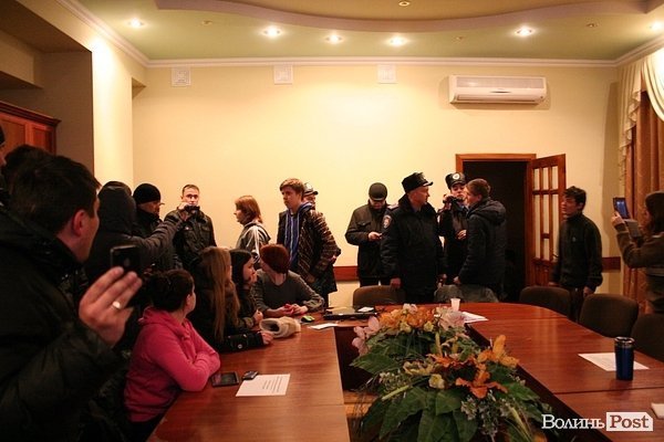 У луцький Штаб національного спротиву прийшли міліція і прокурори. ДОПОВНЕНО