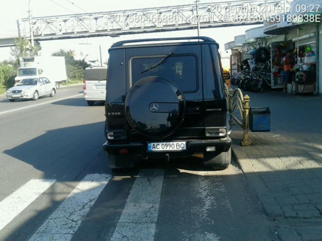 У Луцьку поблизу ринку муніципали покарали автохама. ФОТО