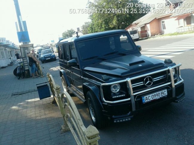 У Луцьку поблизу ринку муніципали покарали автохама. ФОТО