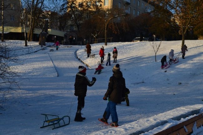 У Луцьку діти влаштували перегони на санчатах. ФОТО