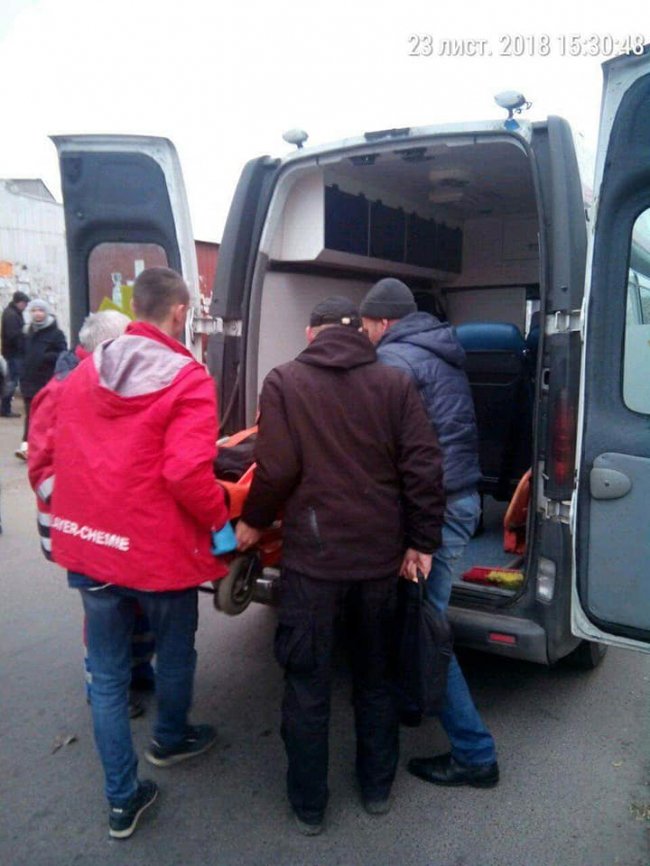 Міг замерзнути на смерть: луцькі муніципали врятували п'яного чоловіка, який спав у кущах. ФОТО