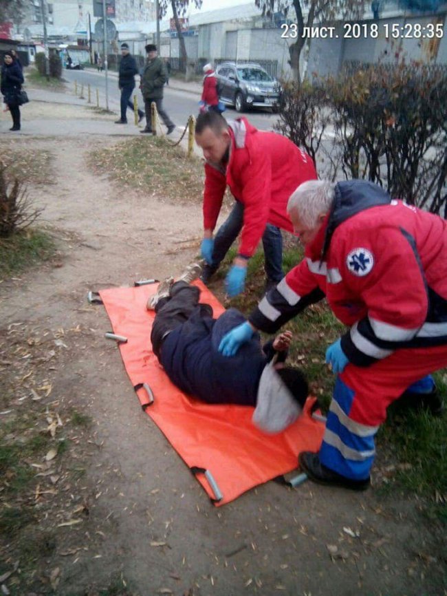 Міг замерзнути на смерть: луцькі муніципали врятували п'яного чоловіка, який спав у кущах. ФОТО