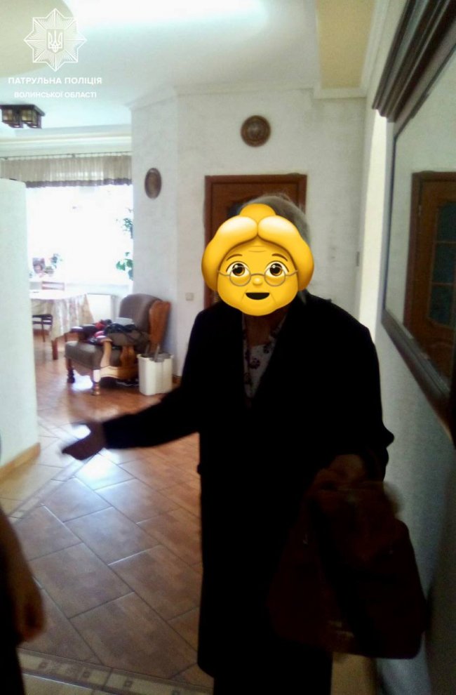 Патрульні у Луцьку допомогли двом бабусям