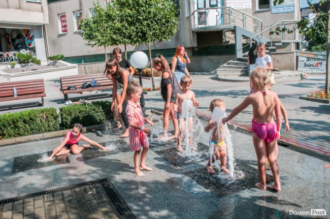 Стир, фонтани і вуличні душі: як у Луцьку рятуються від спеки. ФОТО
