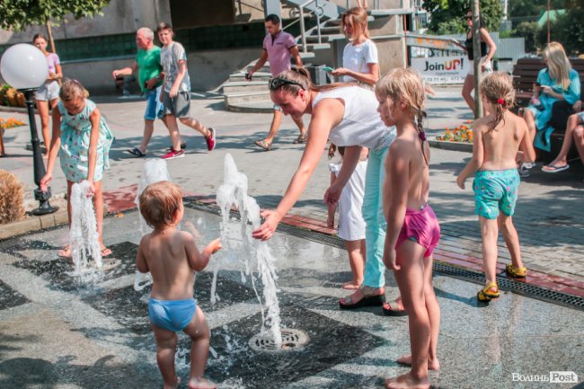 Стир, фонтани і вуличні душі: як у Луцьку рятуються від спеки. ФОТО