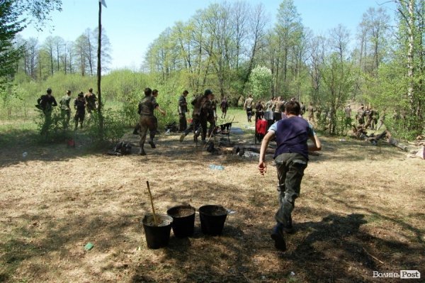 У волинських лісах «воюють» Чорна сотня і сотня Перця. ФОТО 