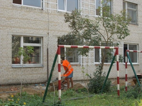 У Луцьку школа розвалюється на дві частини. ФОТО