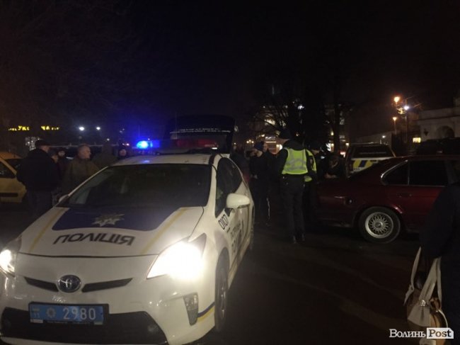 У Луцьку на Театральному майдані – аварія: зіткнулися два BMW. ФОТО
