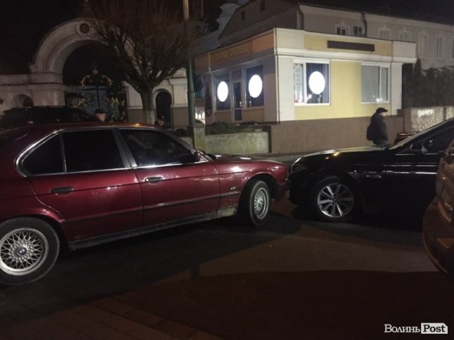 У Луцьку на Театральному майдані – аварія: зіткнулися два BMW. ФОТО