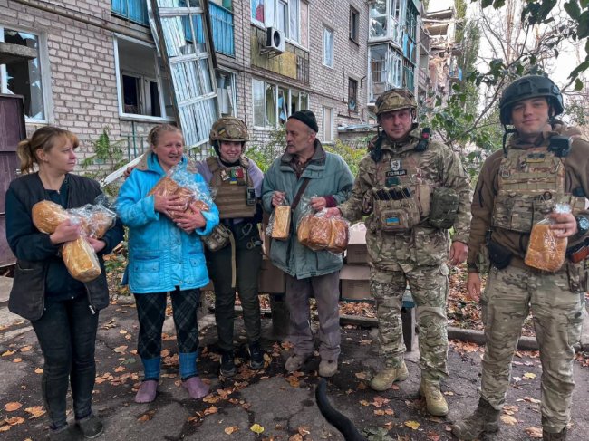 Поліцейські розвозять хліб жителям Авдіївки, яку стирають з лиця землі