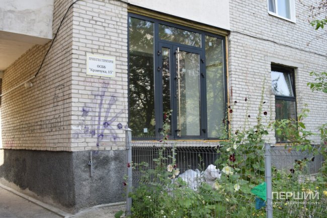 У Луцьку виник конфлікт між мешканцями багатоповерхівки та власницею приміщення, де хочуть відкрити офіс