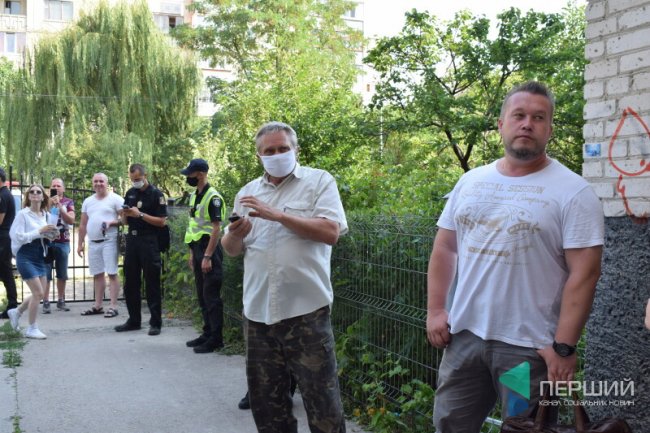 У Луцьку виник конфлікт між мешканцями багатоповерхівки та власницею приміщення, де хочуть відкрити офіс