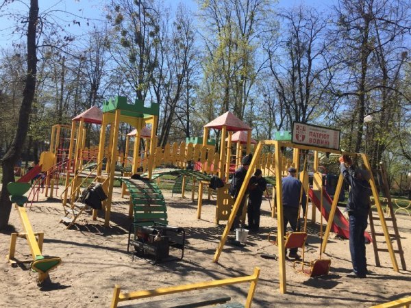 У ковельському парку ремонтують дитмайданчик та встановлюють мотузковий атракціон. ФОТО