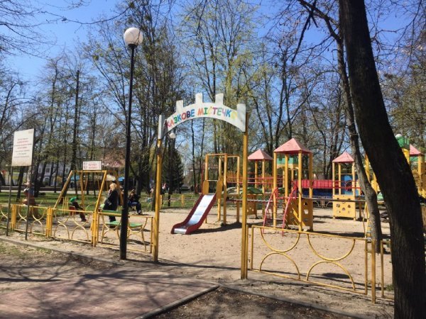 У ковельському парку ремонтують дитмайданчик та встановлюють мотузковий атракціон. ФОТО