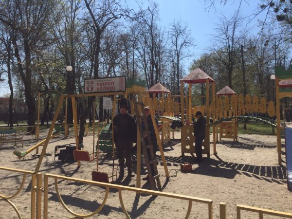 У ковельському парку ремонтують дитмайданчик та встановлюють мотузковий атракціон. ФОТО