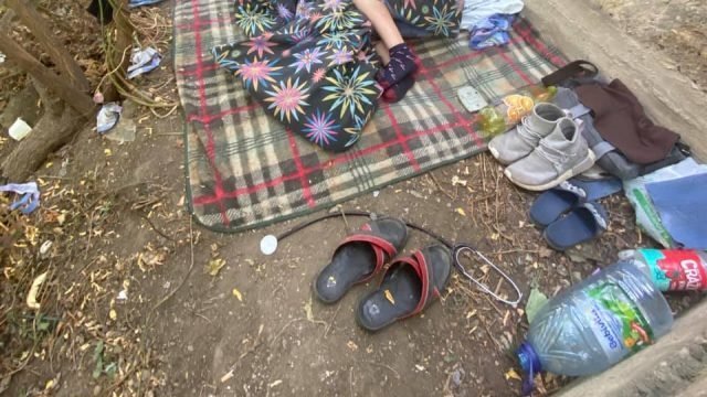 Спав на землі і грався з котом серед шприців: в Одесі хлопчик жив у парку. ФОТО