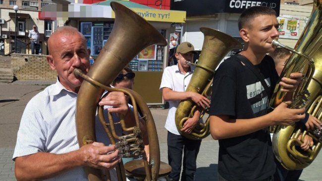 Викладачі та учні музичної школи на Волині виступають, щоб зібрати гроші для ЗСУ