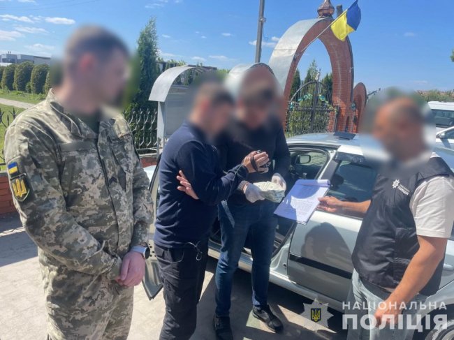 На хабарі погоріли посадовці ТЦК на Волині