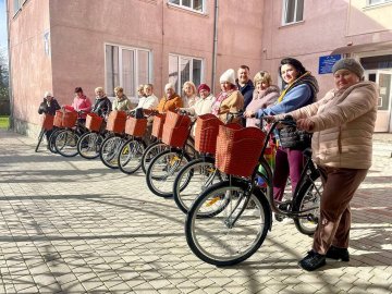 На Волині соцпрацівникам однієї з громад купили 12 велосипедів