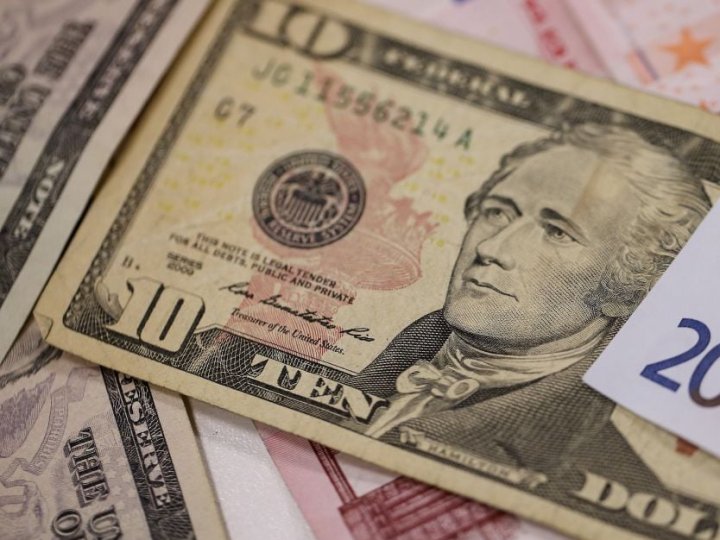 Курс валют на 17 листопада: скільки коштуватимуть долар, євро і злотий